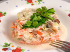 Яичный салат с копченым лососем под майонезом 