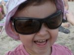 Маленьким детям тоже нужны солнцезащитные очки