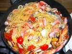 Спагетти с гребешками, спаржей и мангольдом